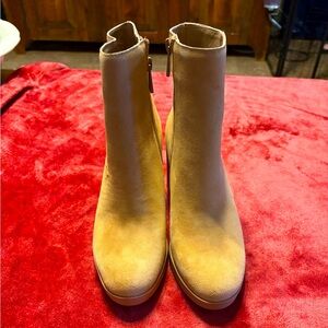 NWB
Sued Ankle Boots